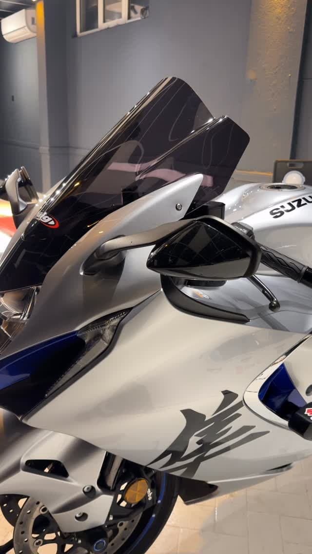 Komple TPU PPF kaplanan Suzuki Hayabusa motosiklet, atölyede